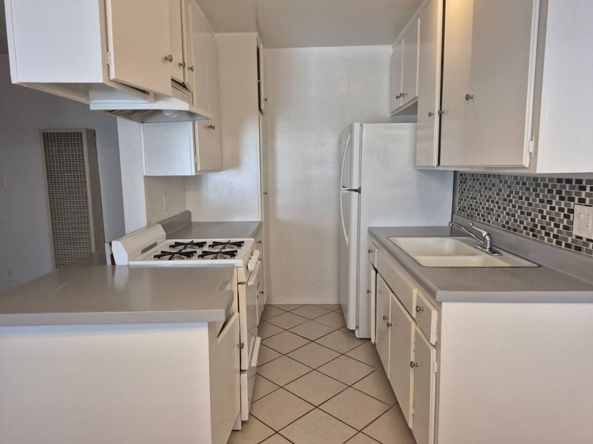 Apartment for rent at 21 Thornton Ave, Venice, CA 90291