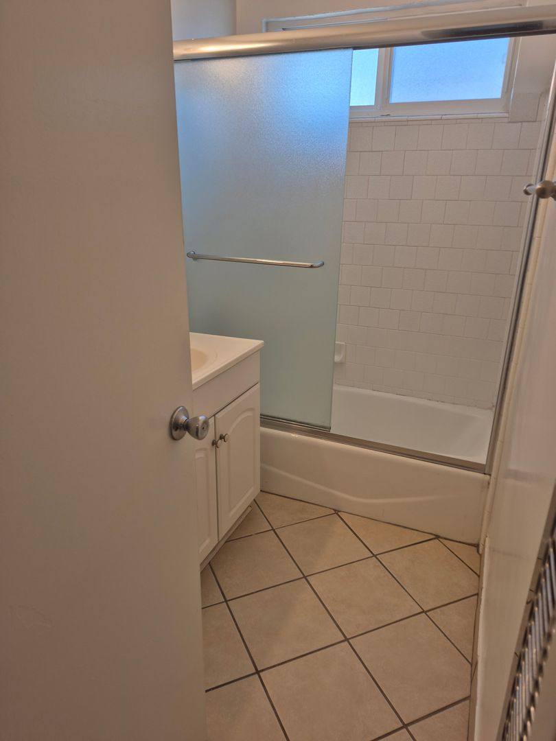 Apartment for rent at 21 Thornton Ave, Venice, CA 90291