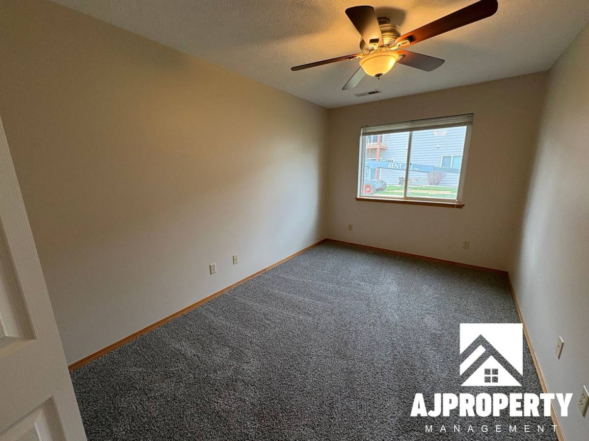 Apartment for rent at 925 S Newcomb Ave, Sioux Falls, SD 57106