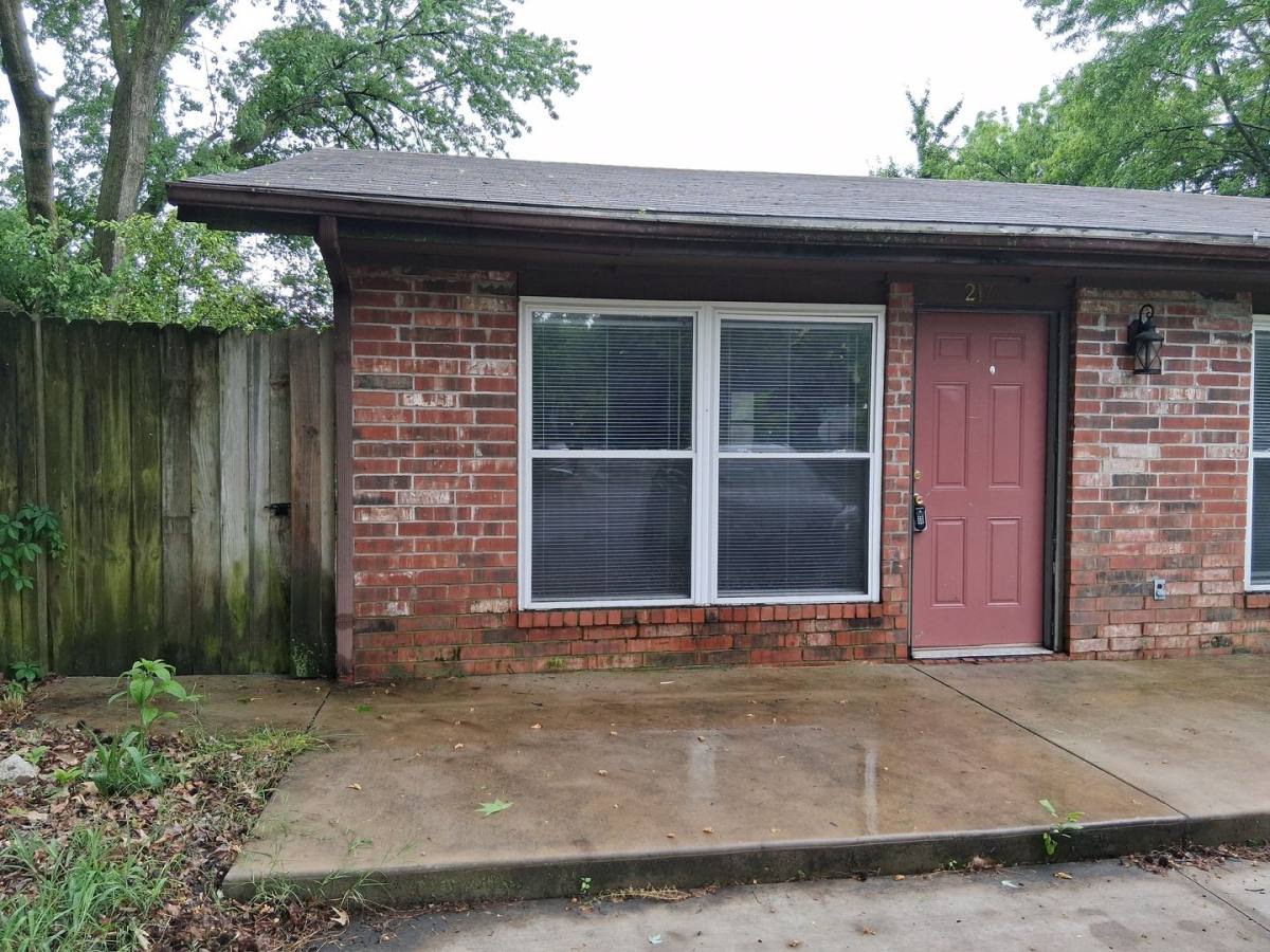 Townhouse for rent at 215-217 E Adobe St, Fayetteville, AR 72703