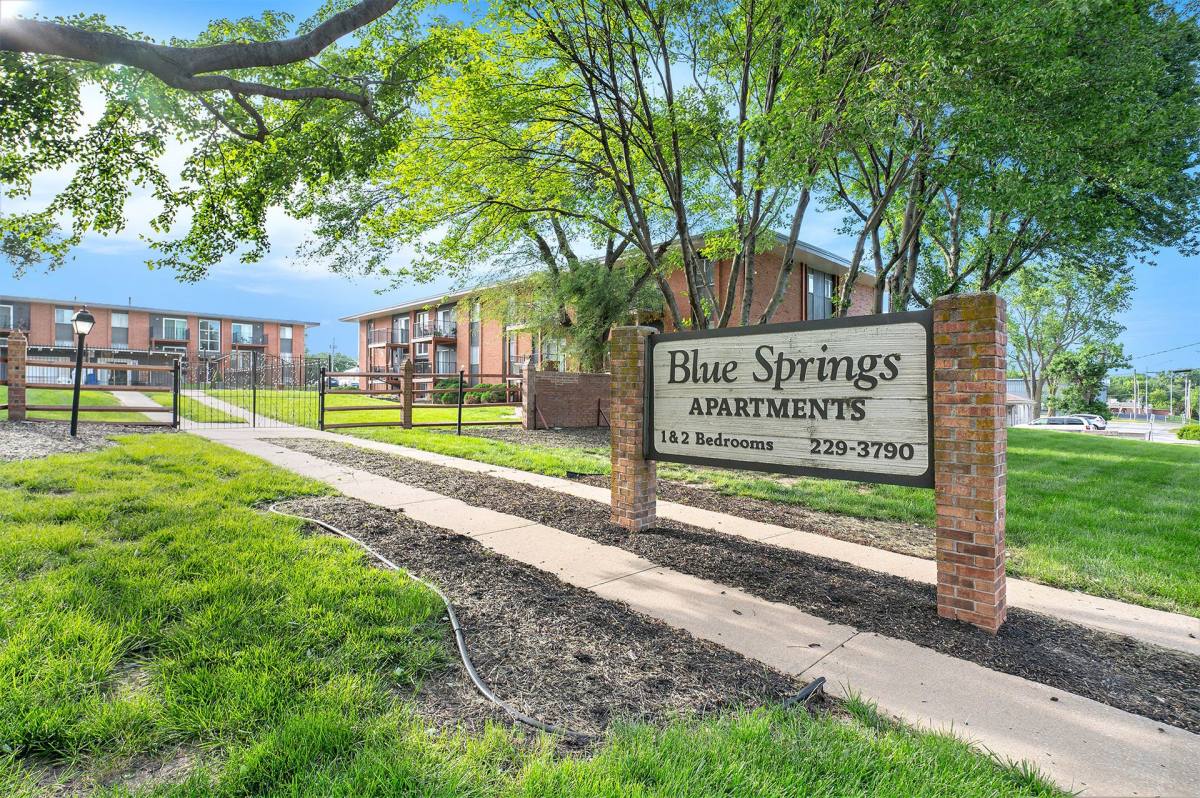 Apartment for rent at 702 SW 15th St, Blue Springs, MO 64015