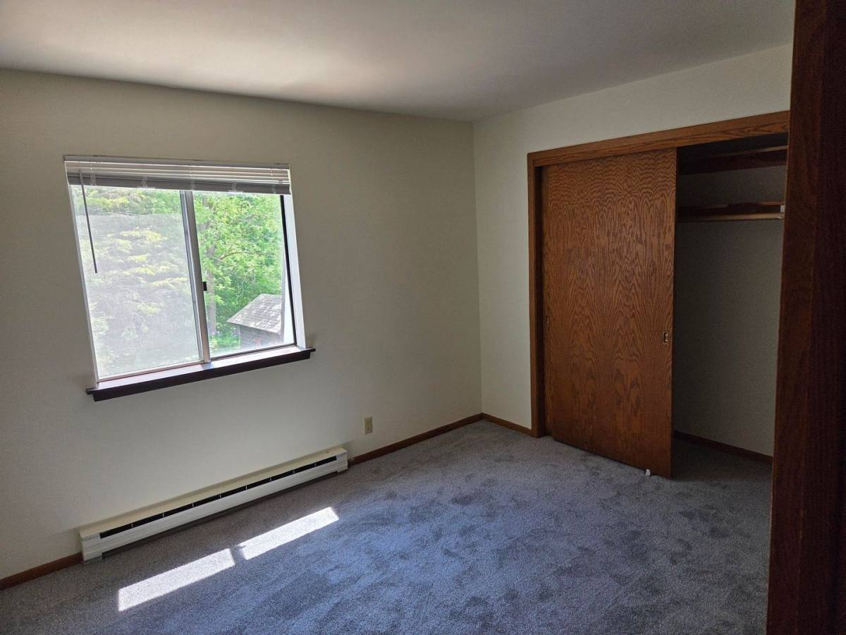 Apartment for rent at 1384 Meadowcreek Dr, Pewaukee, WI 53072