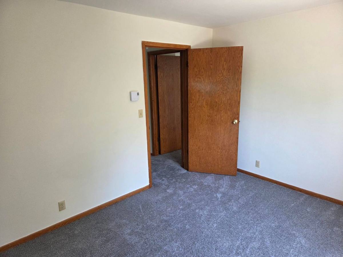 Apartment for rent at 1384 Meadowcreek Dr, Pewaukee, WI 53072