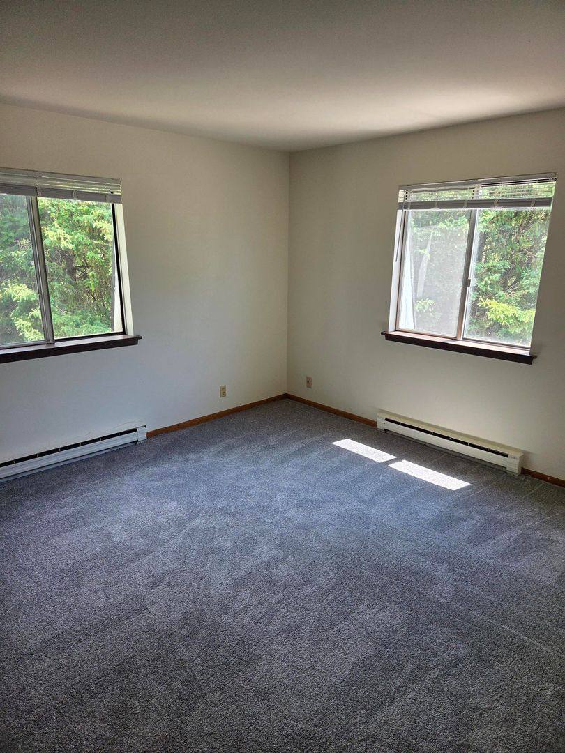 Apartment for rent at 1384 Meadowcreek Dr, Pewaukee, WI 53072