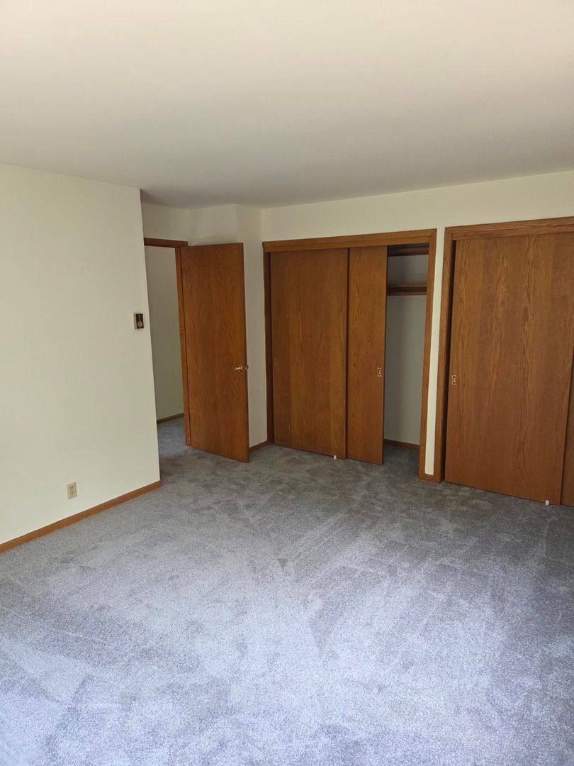 Apartment for rent at 1384 Meadowcreek Dr, Pewaukee, WI 53072