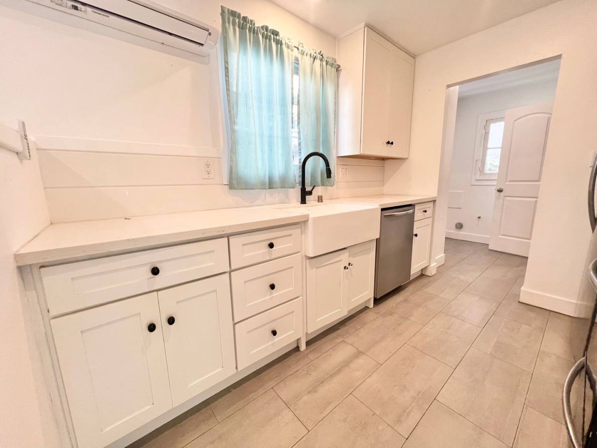 Apartment for rent at 45 65th Place, Long Beach, CA 90803