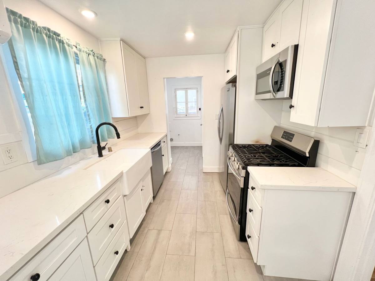 Apartment for rent at 45 65th Place, Long Beach, CA 90803