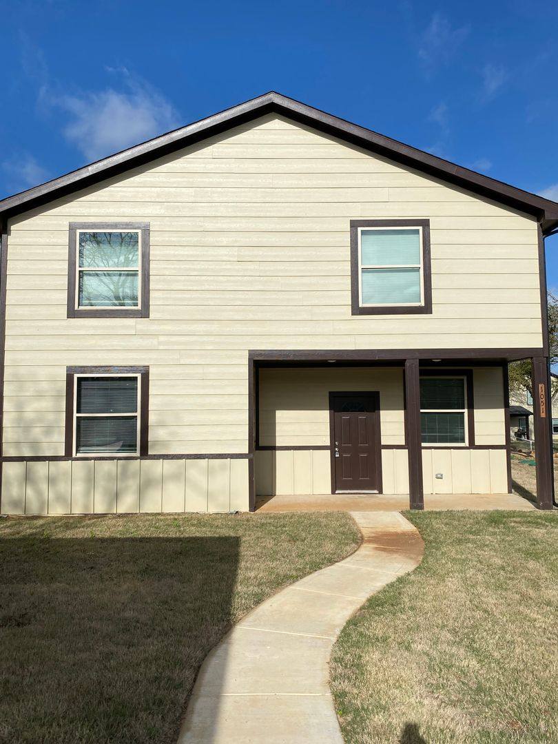 Townhouse for rent at 1051 Deer Lane, Azle, TX 76020