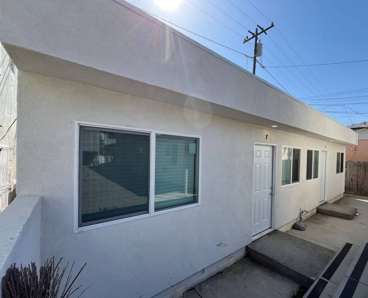 Apartment for rent at 2552 Cedar Ave, Long Beach, CA 90806
