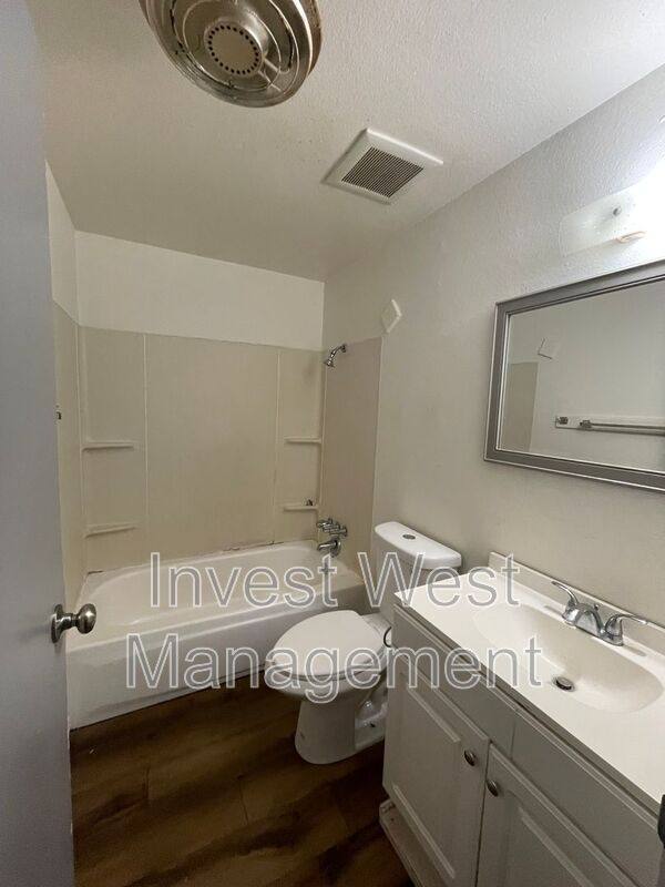 Apartment for rent at 944 33 Avenue-18, Longview, WA 98632