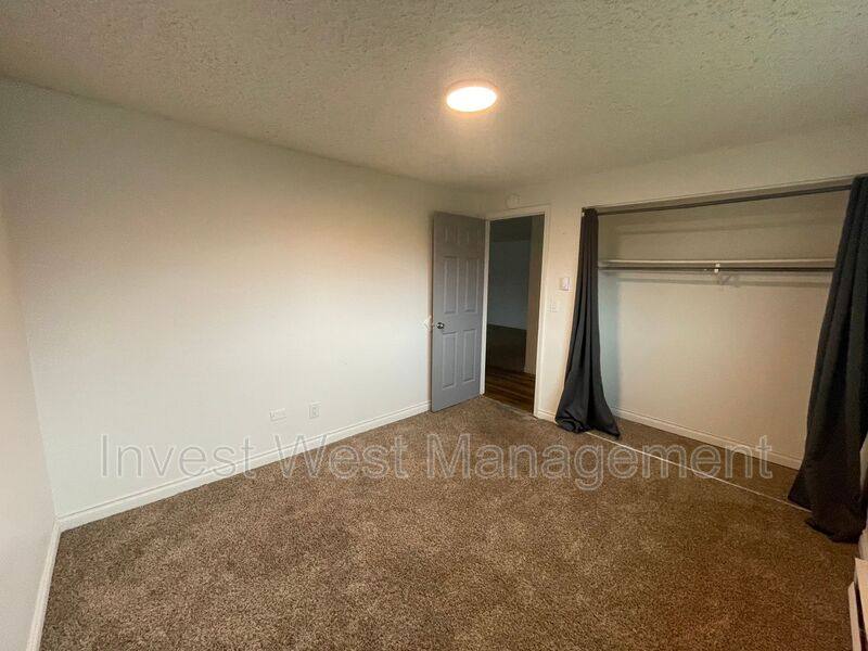 Apartment for rent at 944 33 Avenue-18, Longview, WA 98632