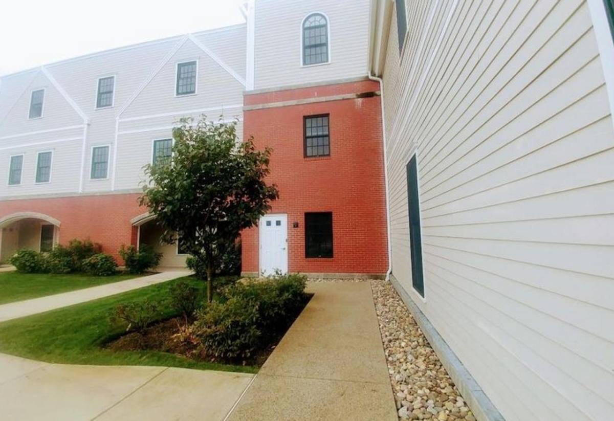 Apartment for rent at 60 Crompton Ave, East Greenwich, RI 02818