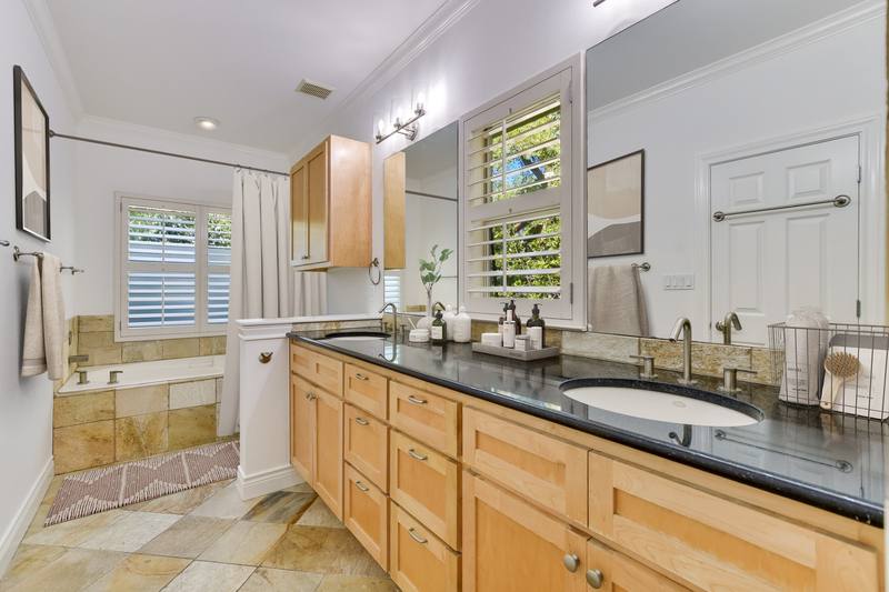 Townhouse for rent at 601 Upson St, Austin, TX 78703