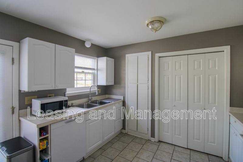 Townhouse for rent at 1423 Ashley River Rd #2C, Charleston, SC 29407