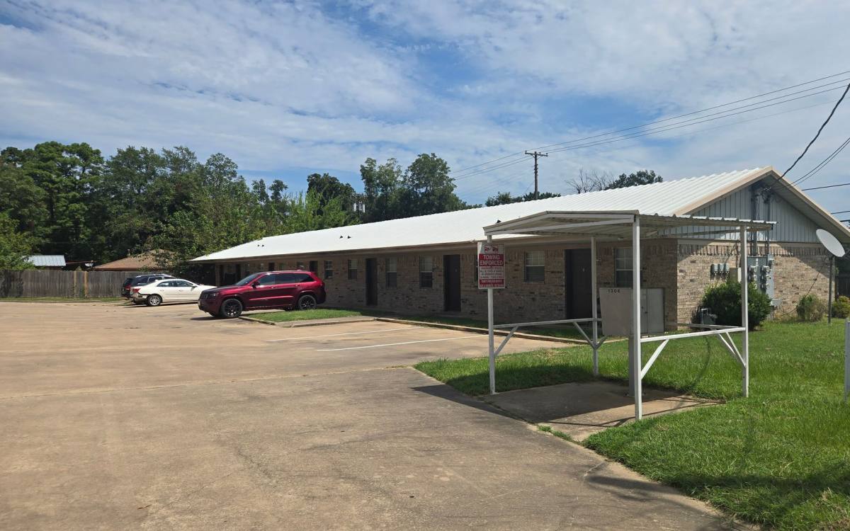 Apartment for rent at 1306 Bonham St, Paris, TX 75460
