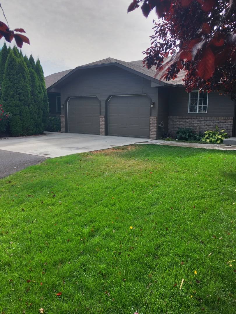 Apartment for rent at 809 811 Jamie Dr, Selah, WA 98942