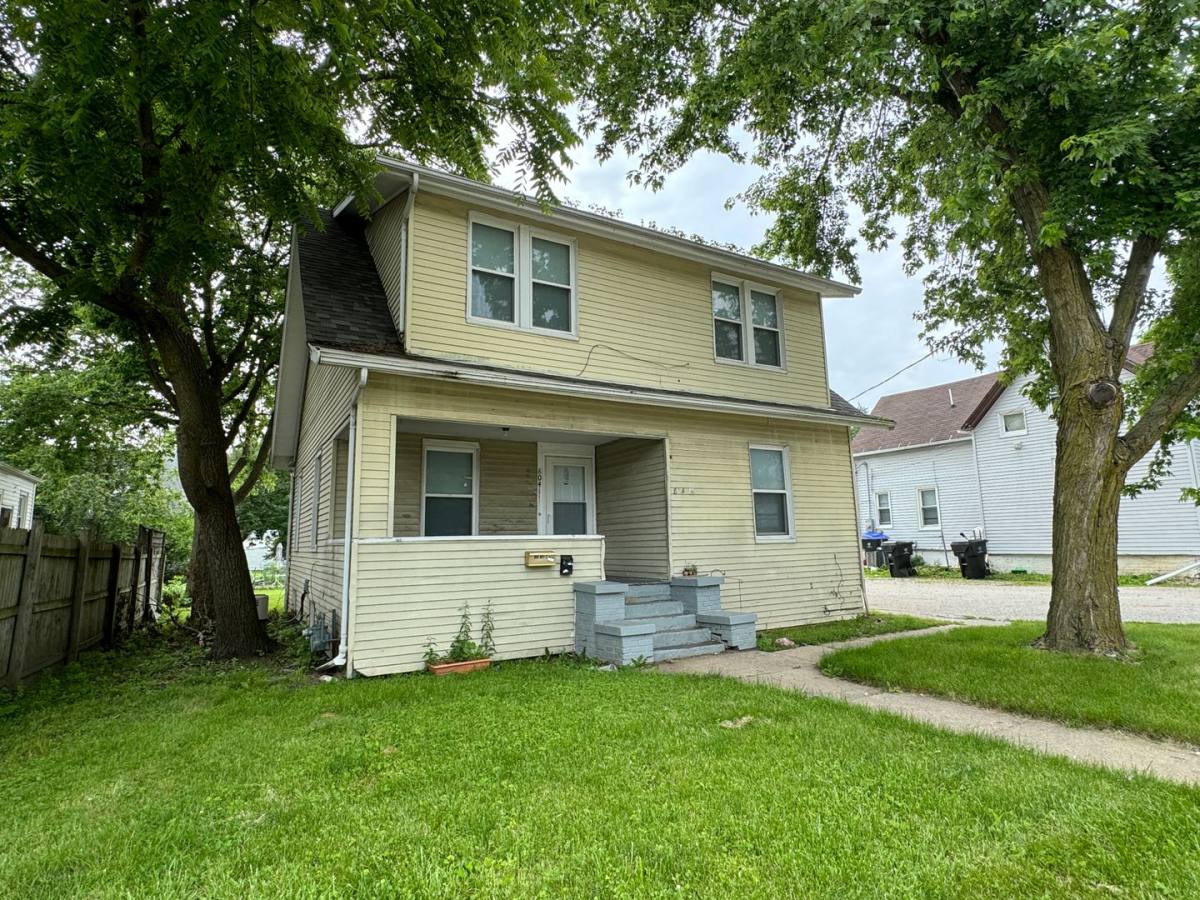 Apartment for rent at 804 S Morris Ave, Bloomington, IL 61701