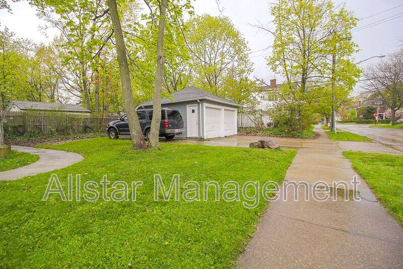 Townhouse for rent at 3065 Derbyshire Rd, Cleveland, OH 44118