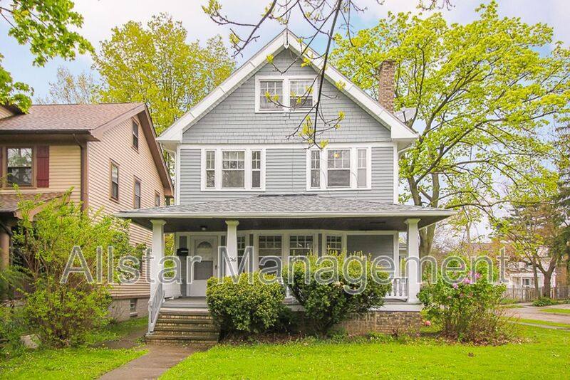 Townhouse for rent at 3065 Derbyshire Rd, Cleveland, OH 44118