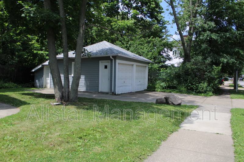 Townhouse for rent at 3065 Derbyshire Rd, Cleveland, OH 44118