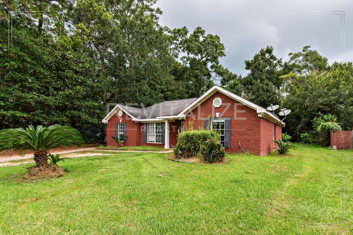 House for rent at 1806 Gill Rd, Mobile, AL 36605