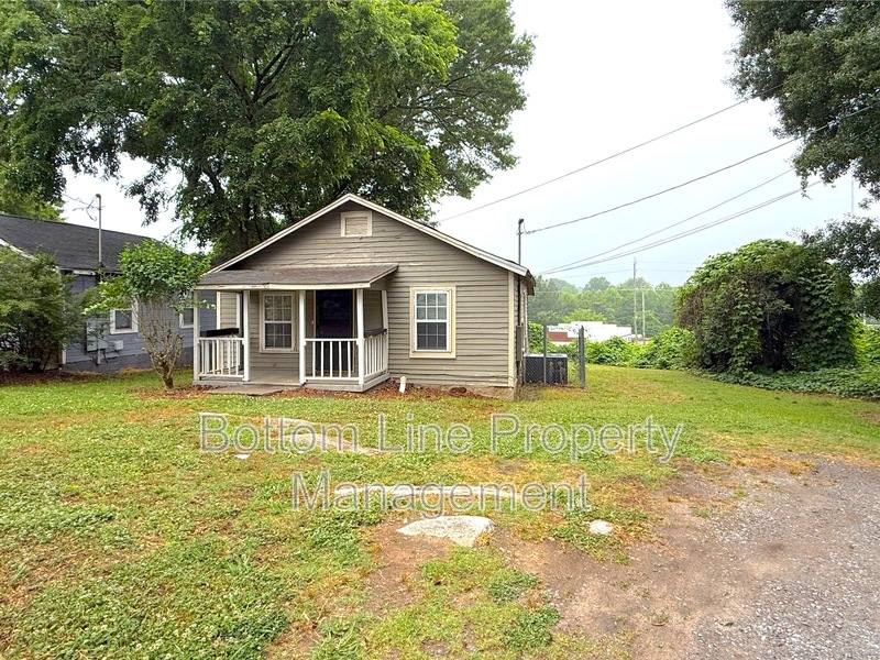 House for rent at 917 N Oakland St, Gastonia, NC 28054