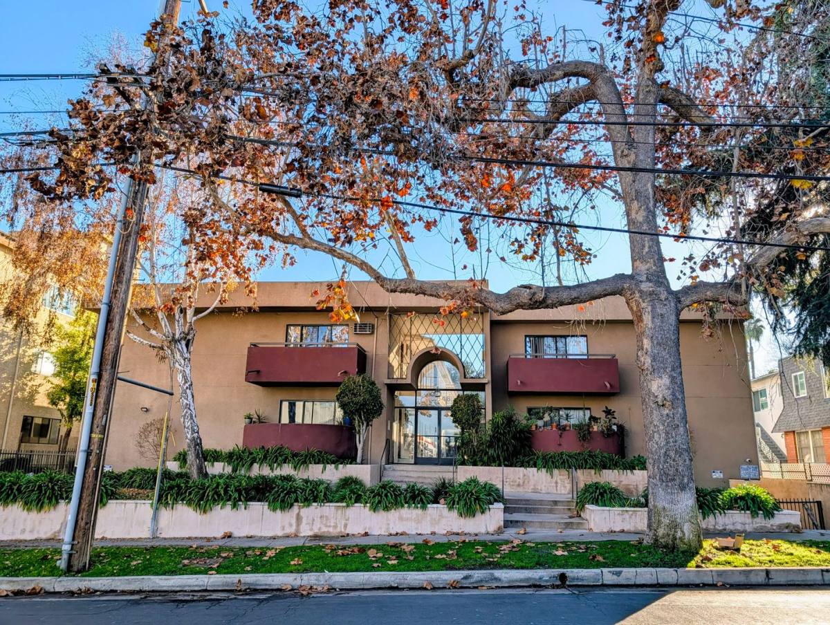 Apartment for rent at 14646 Dickens St, Sherman Oaks, CA 91403