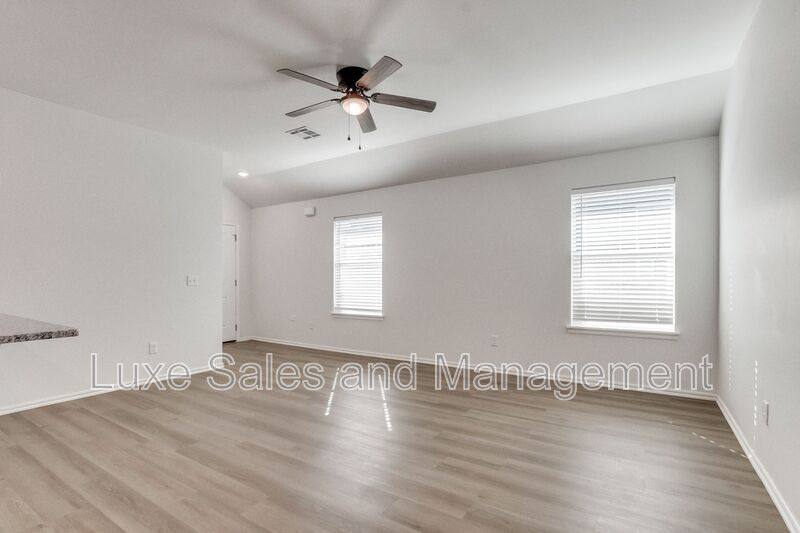 House for rent at 11505 Mackenzie Way, Yukon, OK 73099