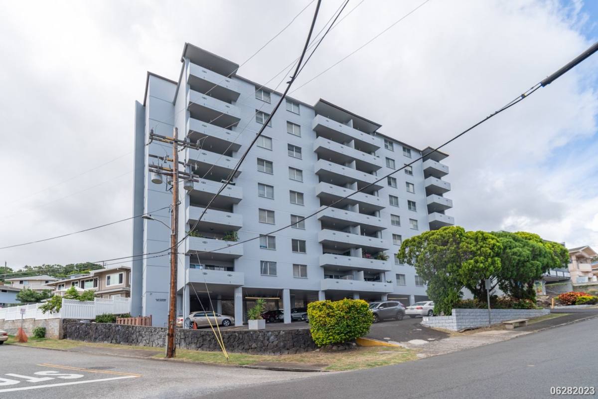 Apartment for rent at 2001 Aupuni St, Honolulu, HI 96817