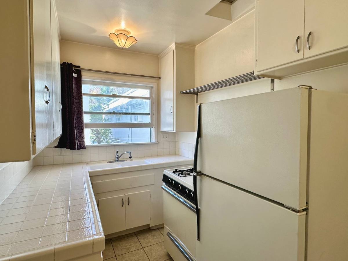 Apartment for rent at 320 S Rexford Dr, Beverly Hills, CA 90212