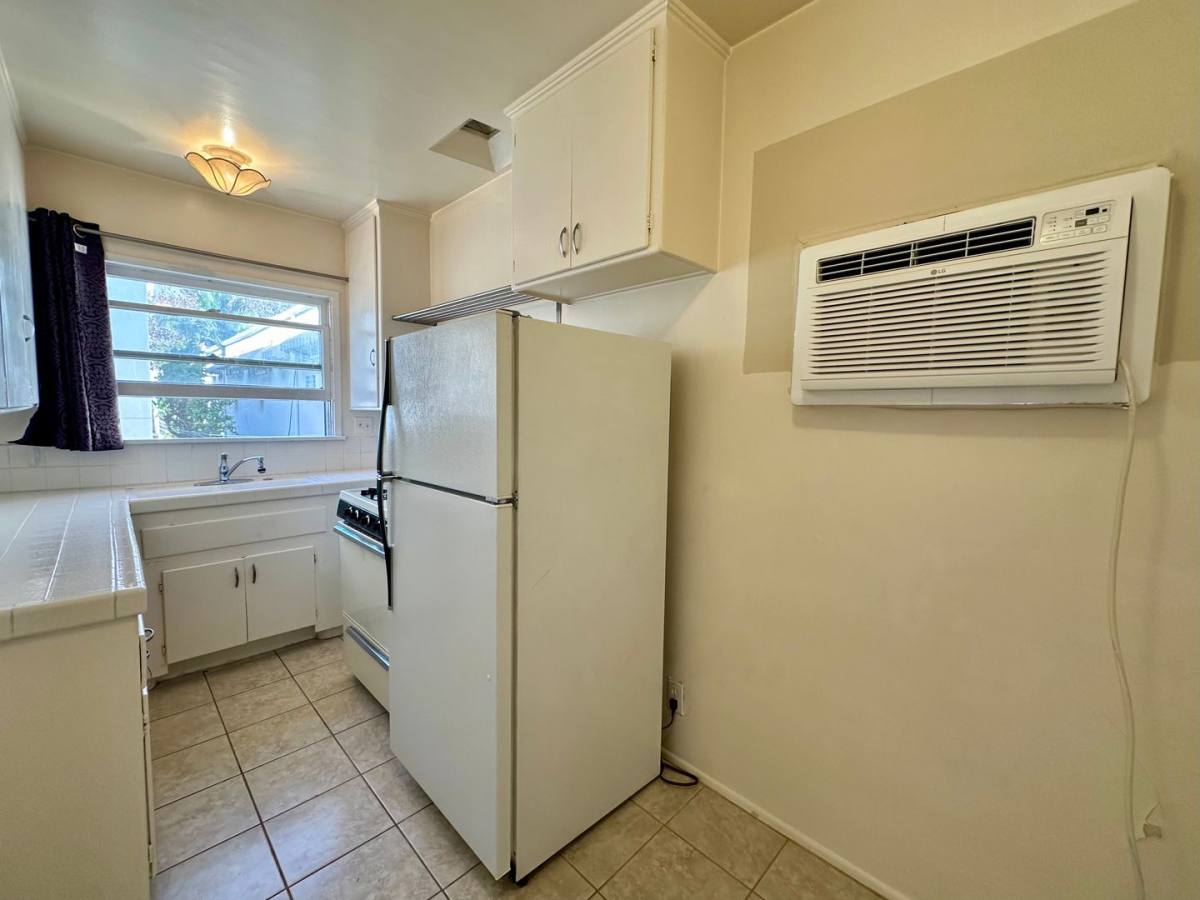 Apartment for rent at 320 S Rexford Dr, Beverly Hills, CA 90212