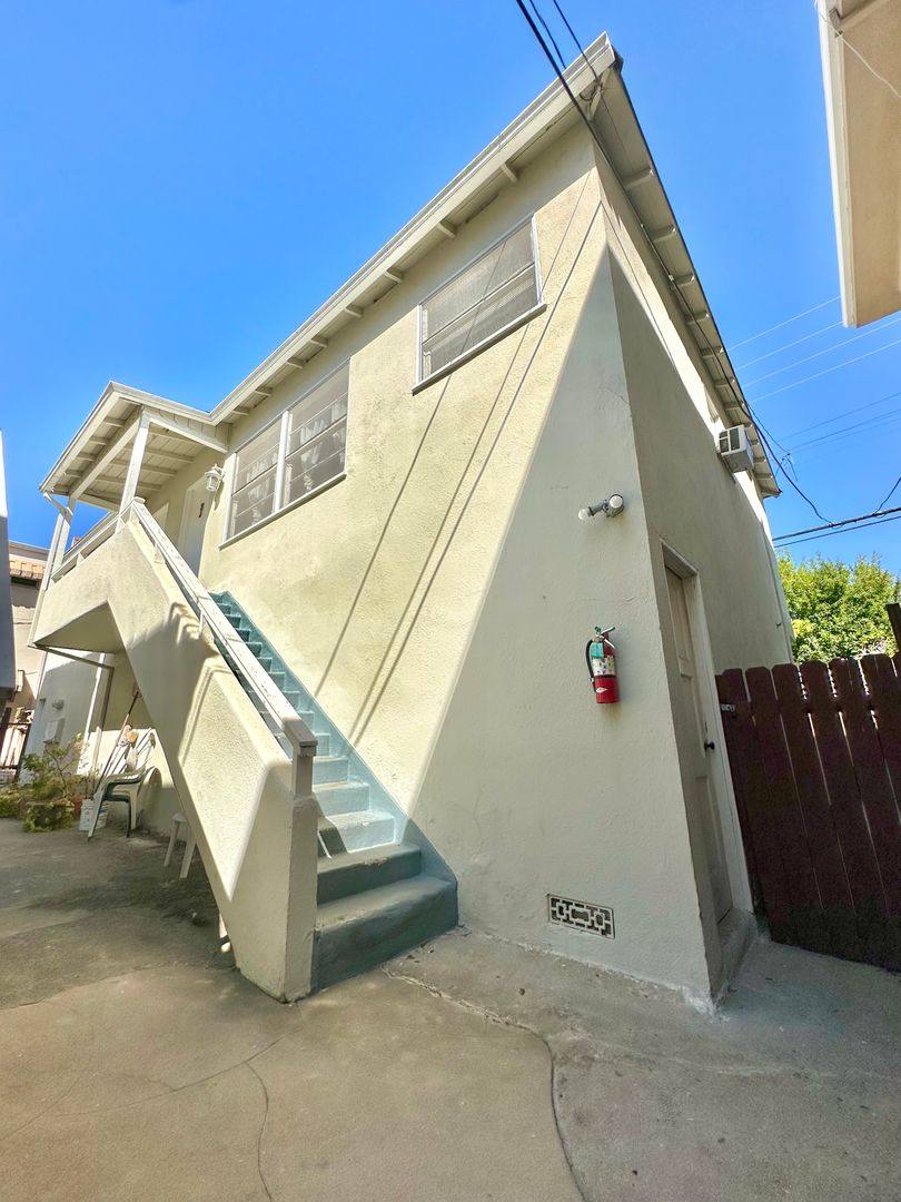 Apartment for rent at 320 S Rexford Dr, Beverly Hills, CA 90212