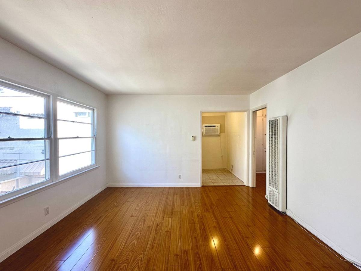 Apartment for rent at 320 S Rexford Dr, Beverly Hills, CA 90212