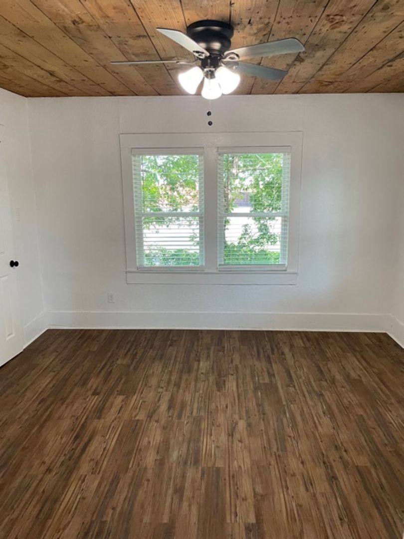 Apartment for rent at 913 W Crawford St, Denison, TX 75020