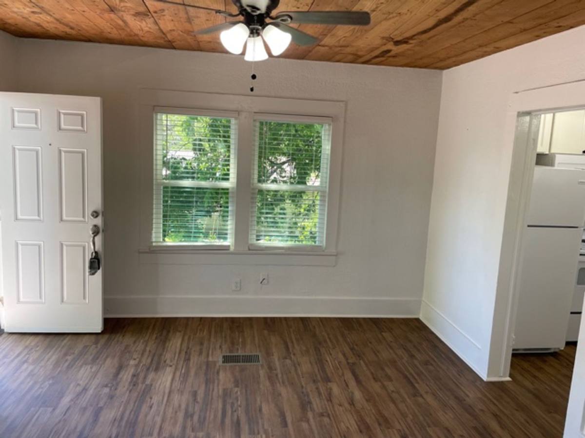 Apartment for rent at 913 W Crawford St, Denison, TX 75020
