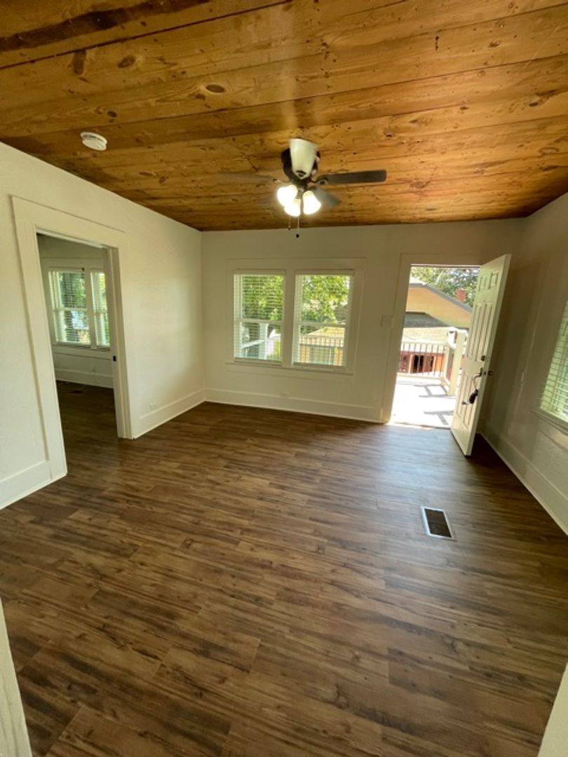 Apartment for rent at 913 W Crawford St, Denison, TX 75020