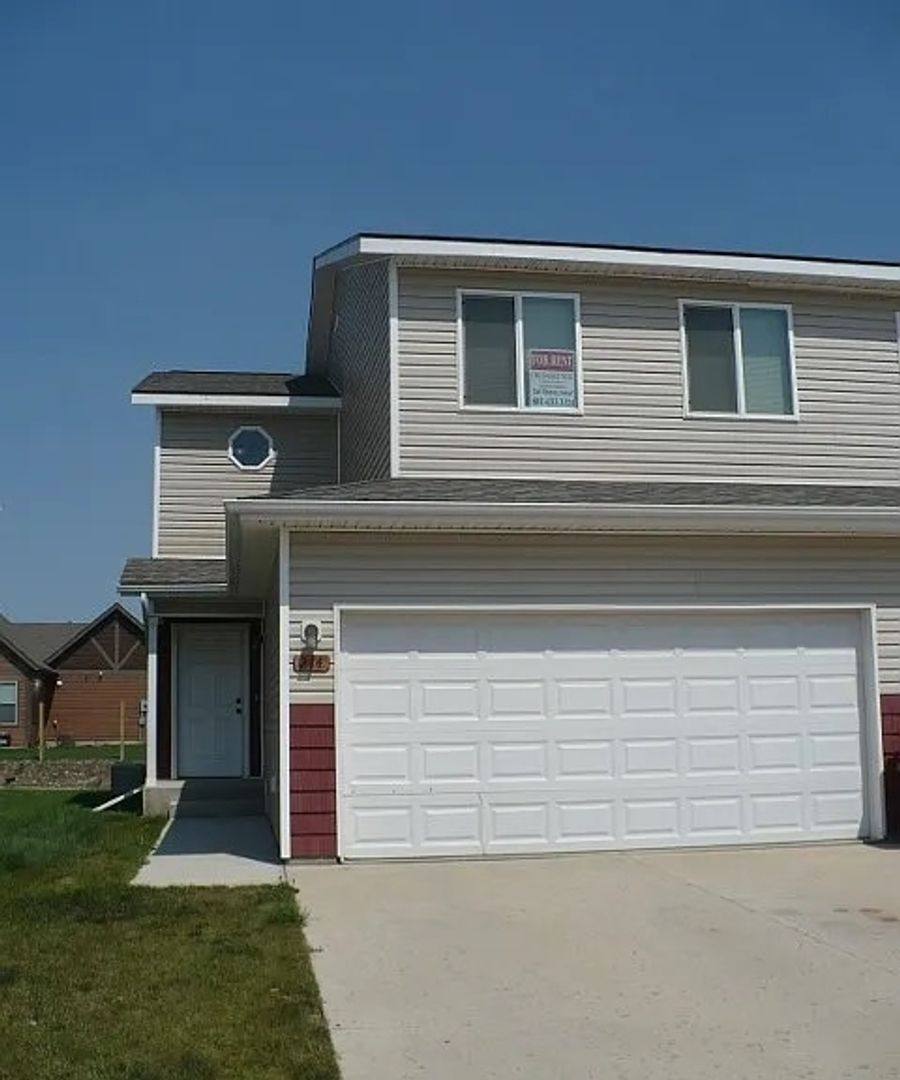 Townhouse for rent at 214 7th St SW, Tioga, ND 58852