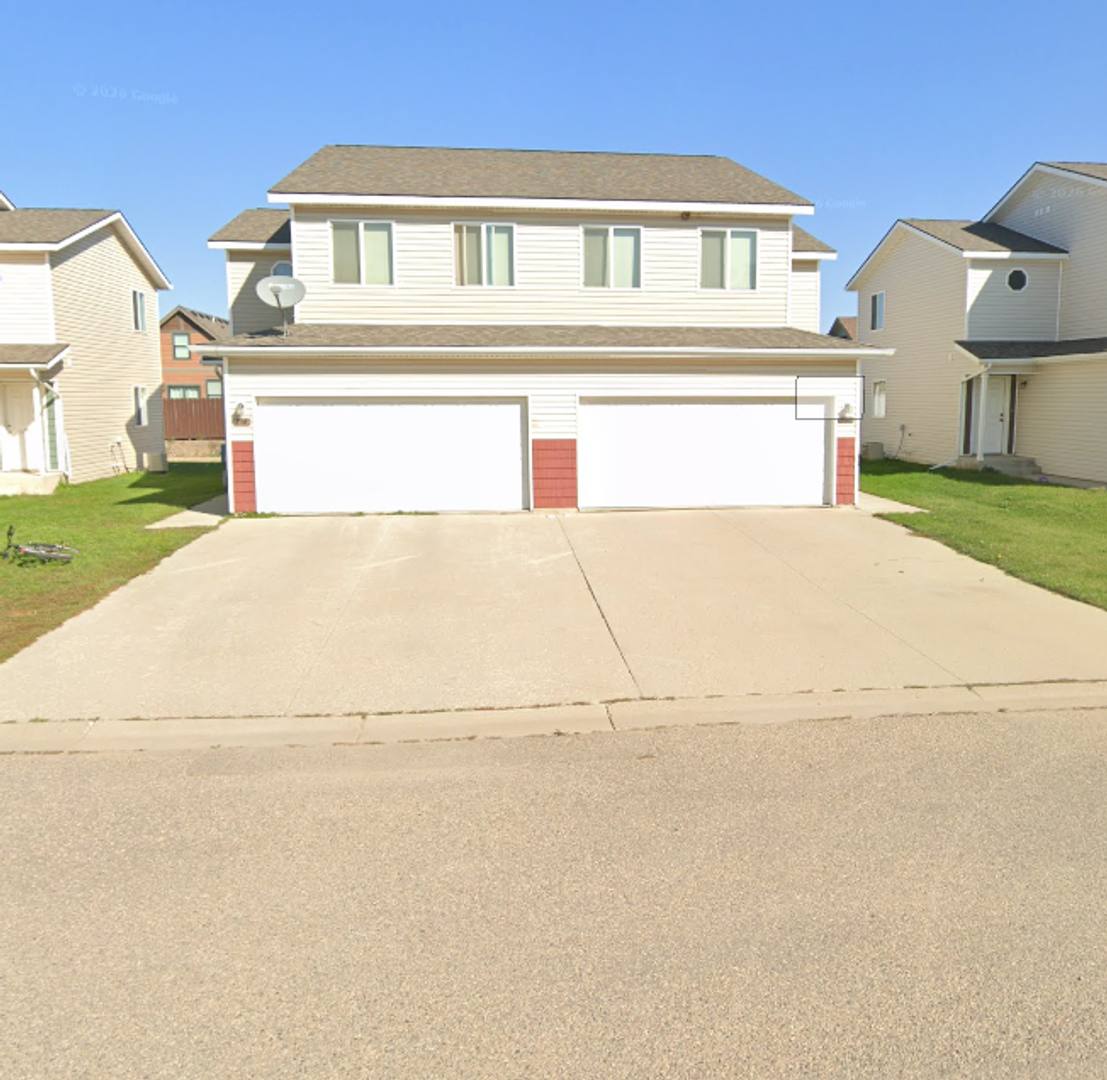 Townhouse for rent at 214 7th St SW, Tioga, ND 58852