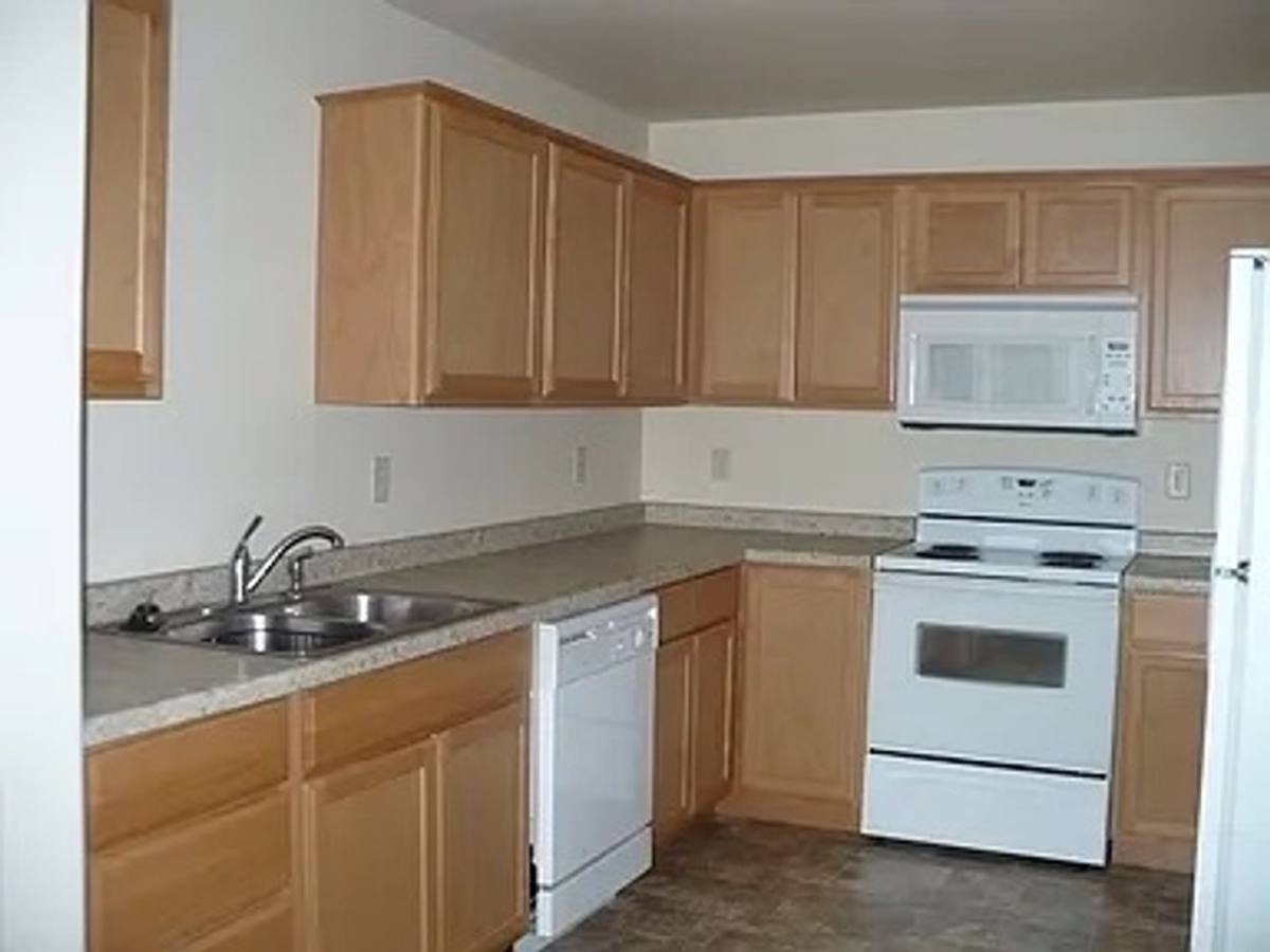 Townhouse for rent at 214 7th St SW, Tioga, ND 58852