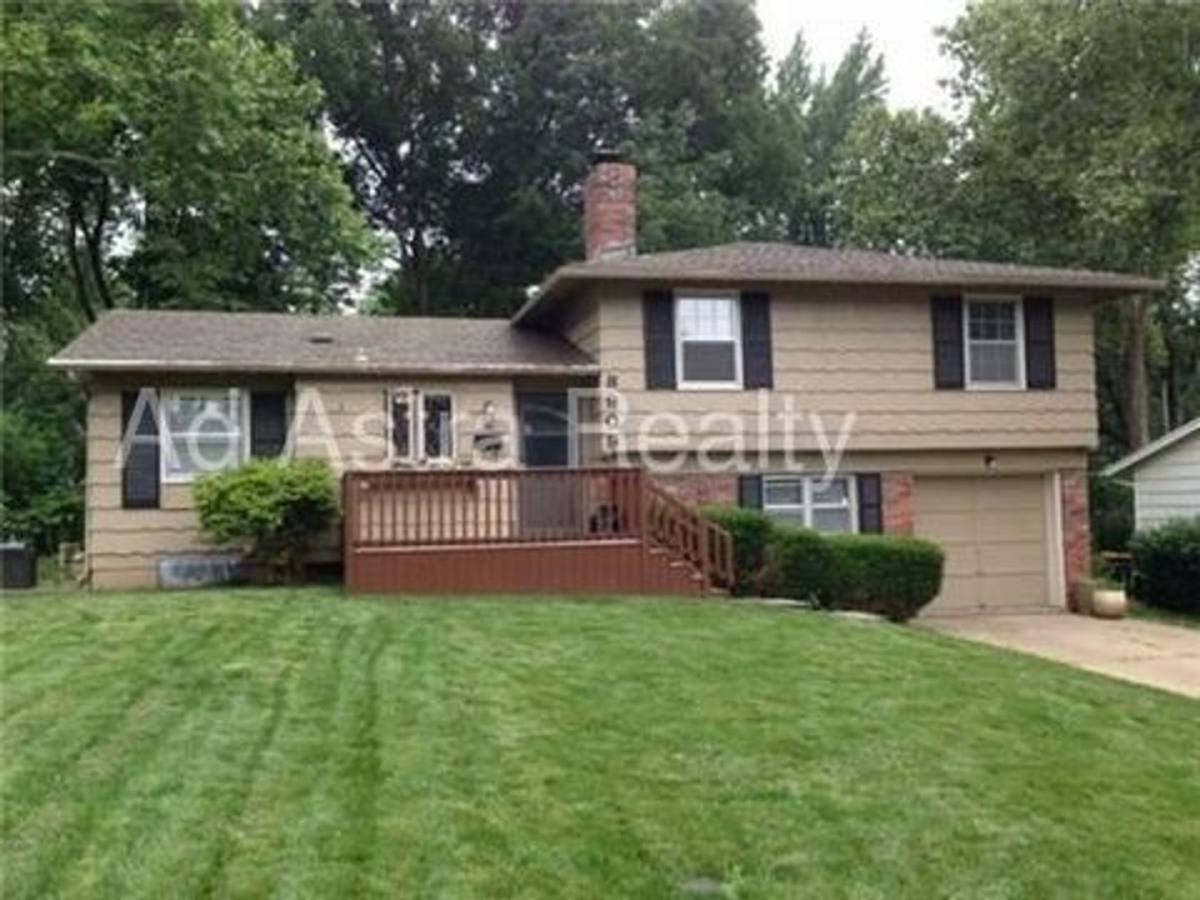 House for rent at 8909 W 71st St, Overland Park, KS 66204