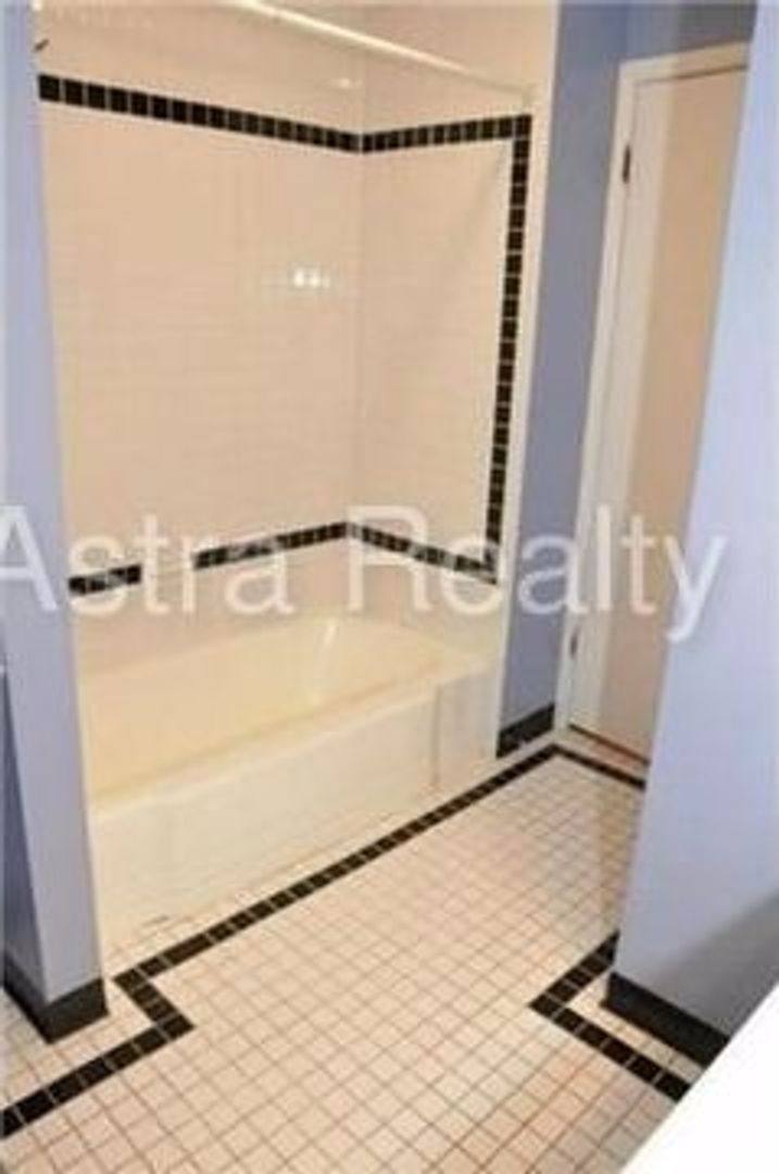 House for rent at 8909 W 71st St, Overland Park, KS 66204