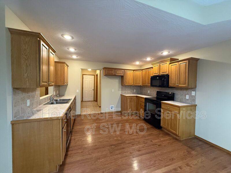 House for rent at 1082 Daisy Falls Dr, Nixa, MO 65714