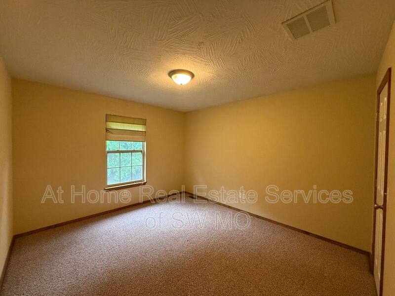 House for rent at 1082 Daisy Falls Dr, Nixa, MO 65714