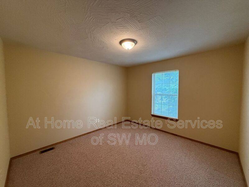 House for rent at 1082 Daisy Falls Dr, Nixa, MO 65714