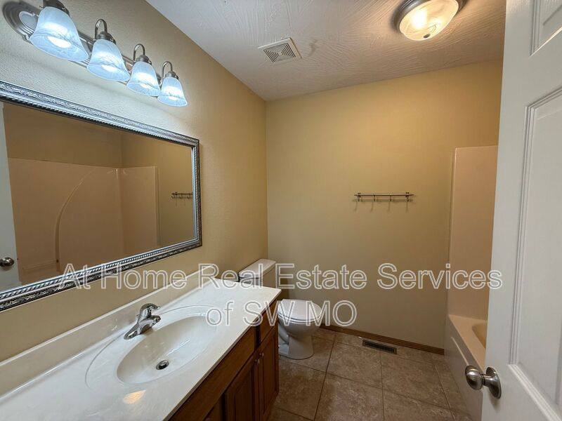 House for rent at 1082 Daisy Falls Dr, Nixa, MO 65714