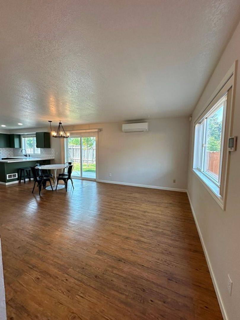 Townhouse for rent at 1716 Lakeview Ave, Klamath Falls, OR 97601