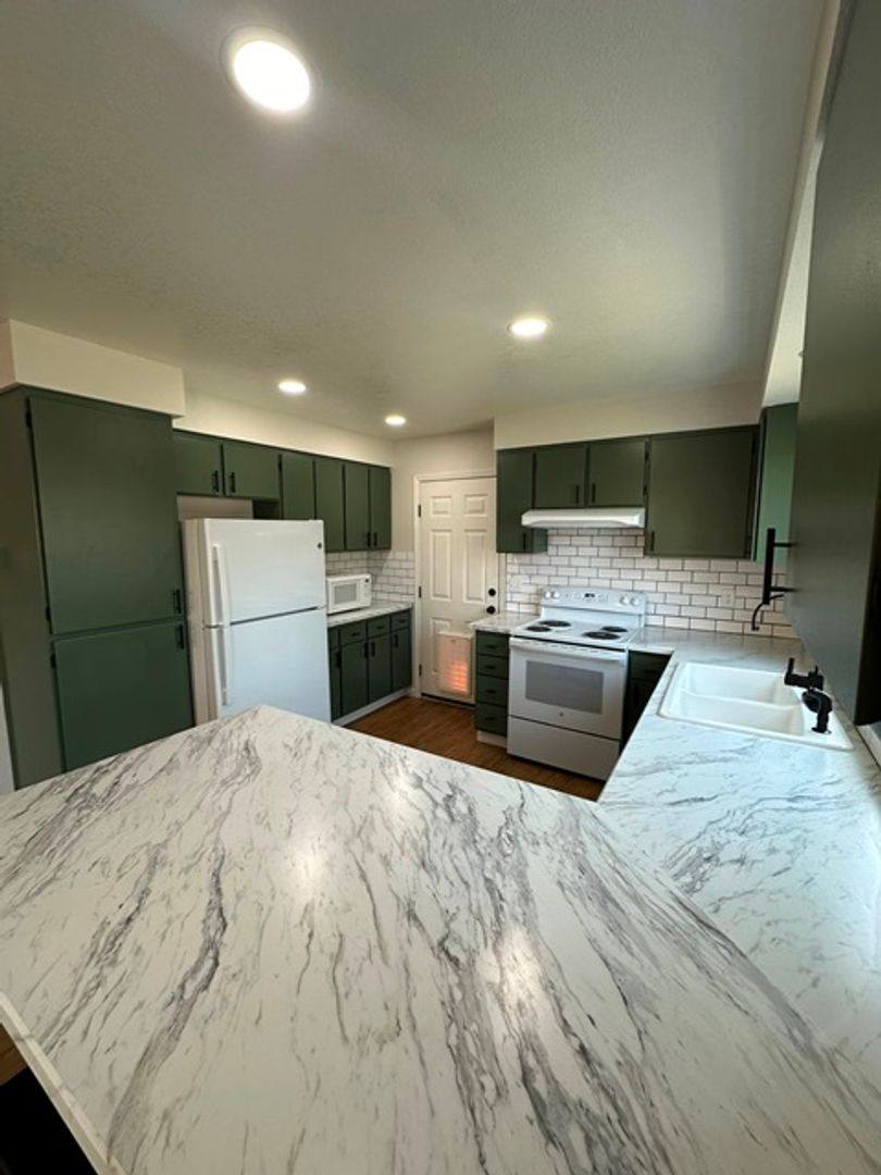 Townhouse for rent at 1716 Lakeview Ave, Klamath Falls, OR 97601