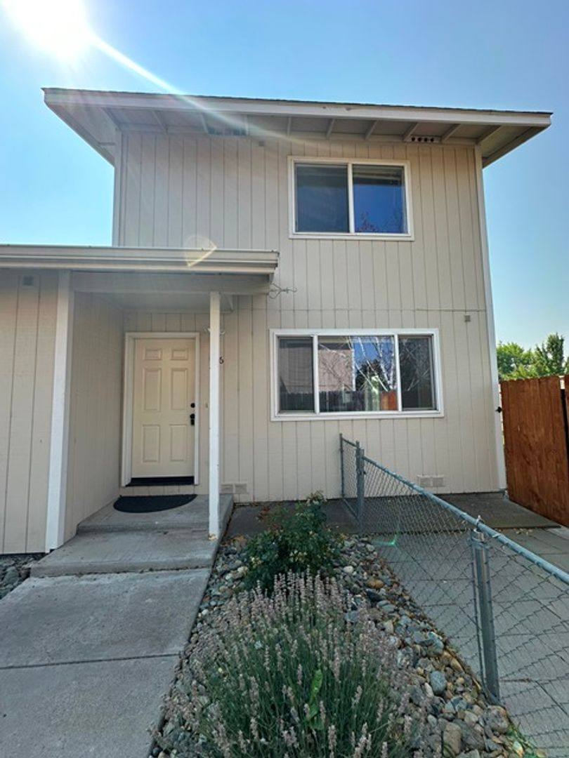 Townhouse for rent at 1716 Lakeview Ave, Klamath Falls, OR 97601