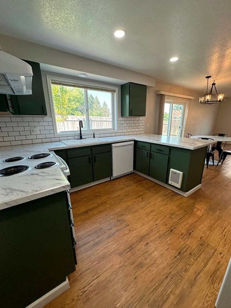 Townhouse for rent at 1716 Lakeview Ave, Klamath Falls, OR 97601