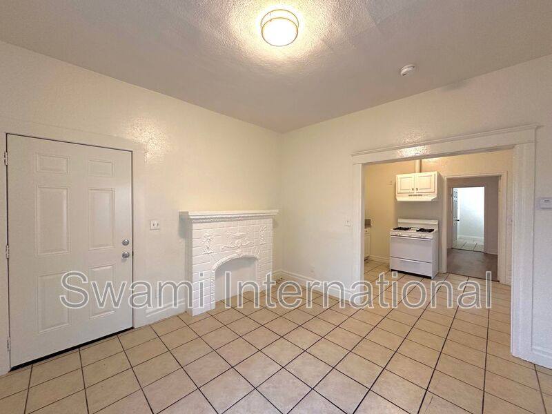 House for rent at 932 W 62nd St, Los Angeles, CA 90044